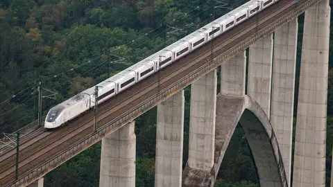 Imagen de archivo de un tren de alta velocidad Avril. Renfe anuncia que los trenes Avril vuelven a la circulación tras subsanar Talgo la avería informática