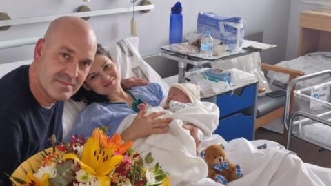 Mateo, primer ni&ntilde;o nacido en 2025 en el Hospital de la Ribera junto a sus padres 