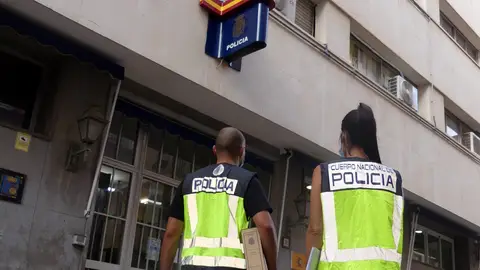 La Policía Nacional desmantela en Villajoyosa una plantación de marihuana y detiene a dos personas La Policía Nacional desmantela en Villajoyosa una plantación de marihuana y detiene a dos personas