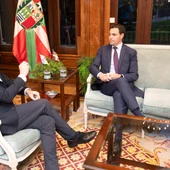 Euskadi y Canarias proponen un acuerdo para los menores migrantes al margen del Estado Euskadi y Canarias proponen un acuerdo para los menores migrantes al margen del Estado