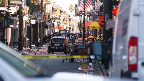 La Policía vigila después de que un automóvil atropellara a una multitud en Nueva Orleans, Luisiana, EE.UU., el 1 de enero de 2025. Suben a 15 los muertos por el atentado de Año Nuevo en Nueva Orleans