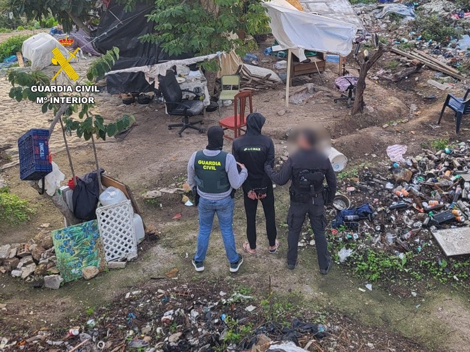 La Guardia Civil detiene por robos en viviendas en Callosa d´en Sarrià a dos hombres La Guardia Civil detiene por robos en viviendas en Callosa d´en Sarrià a dos hombres