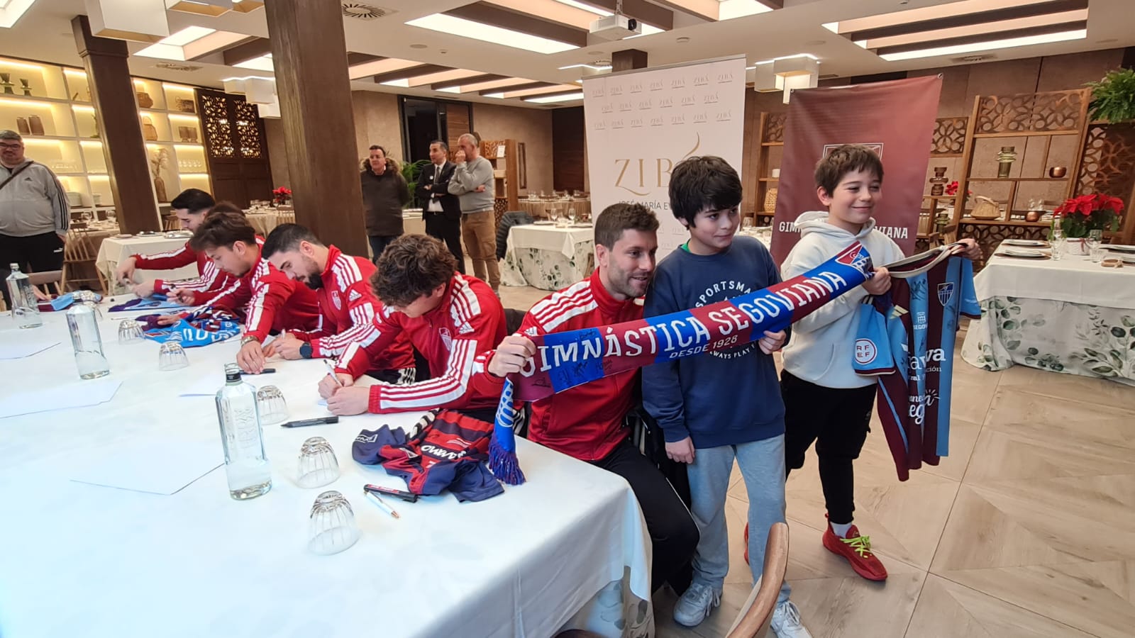 Los jugadores de la Gimnástica Segoviana firman autógrafos a los aficionados segovianos Los jugadores de la Gimnástica Segoviana firman autógrafos a los aficionados segovianos