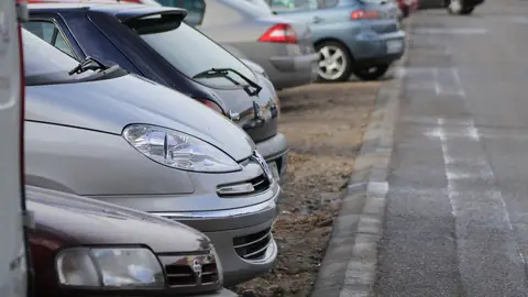 Coches aparcados en la calle. Coches aparcados en la calle.