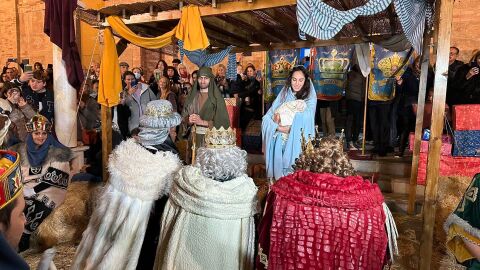Adoraci&oacute;n al Ni&ntilde;o Jes&uacute;s, a las puertas de la Iglesia de la Inmaculada, en la Cabalgata de Reyes de 2024 en Torrevieja