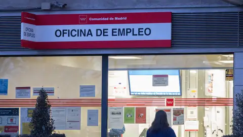 Varias personas en la puerta de una oficina del SEPE Varias personas en la puerta de una oficina del SEPE
