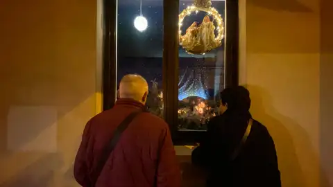 Una pareja, en 'Las Ventanas Navideñas' Una pareja, en 'Las Ventanas Navideñas'