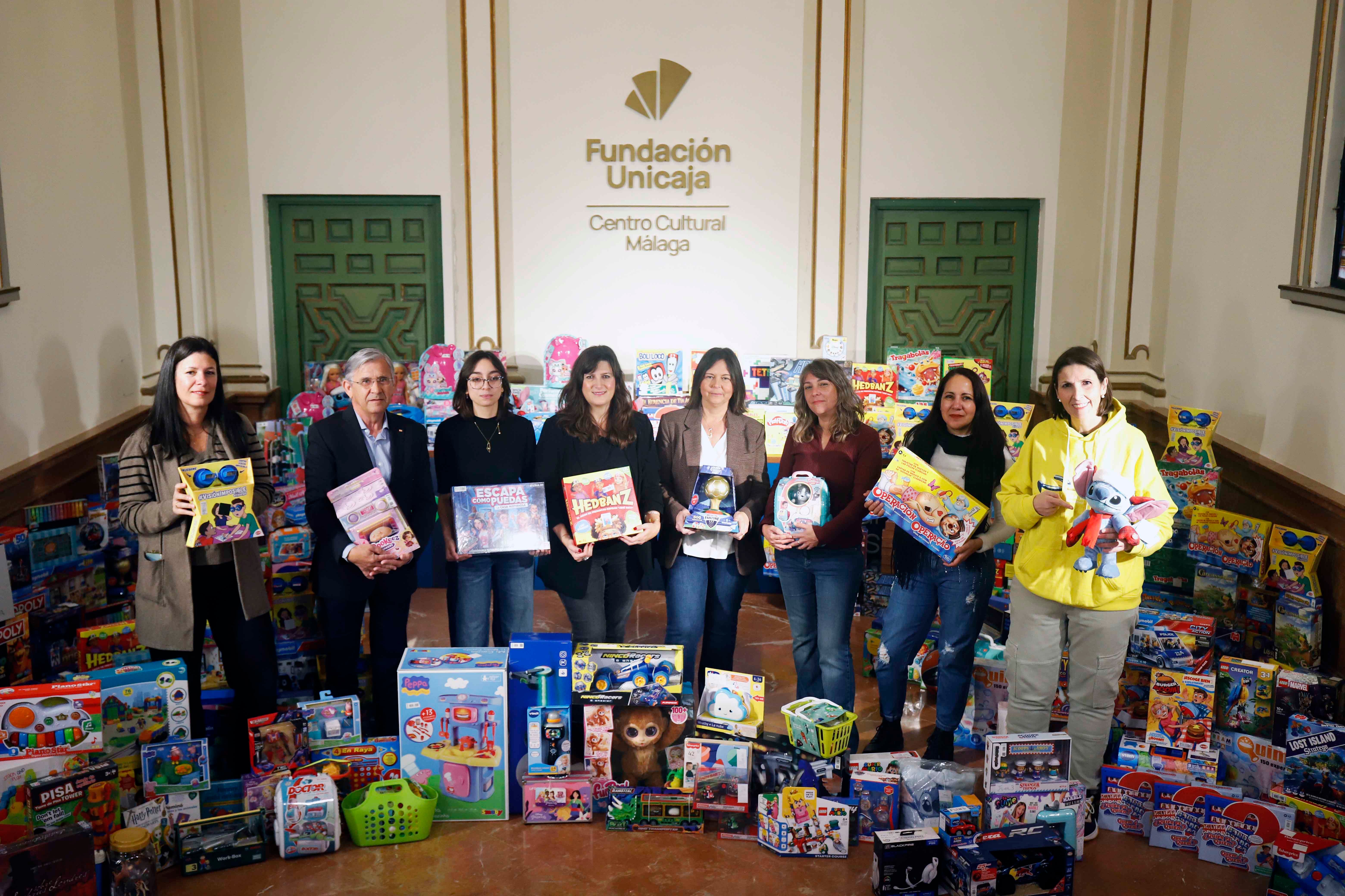 Fundación Unicaja entrega cerca de 600 juguetes nuevos para menores vulnerables de Málaga Fundación Unicaja entrega cerca de 600 juguetes nuevos para menores vulnerables de Málaga