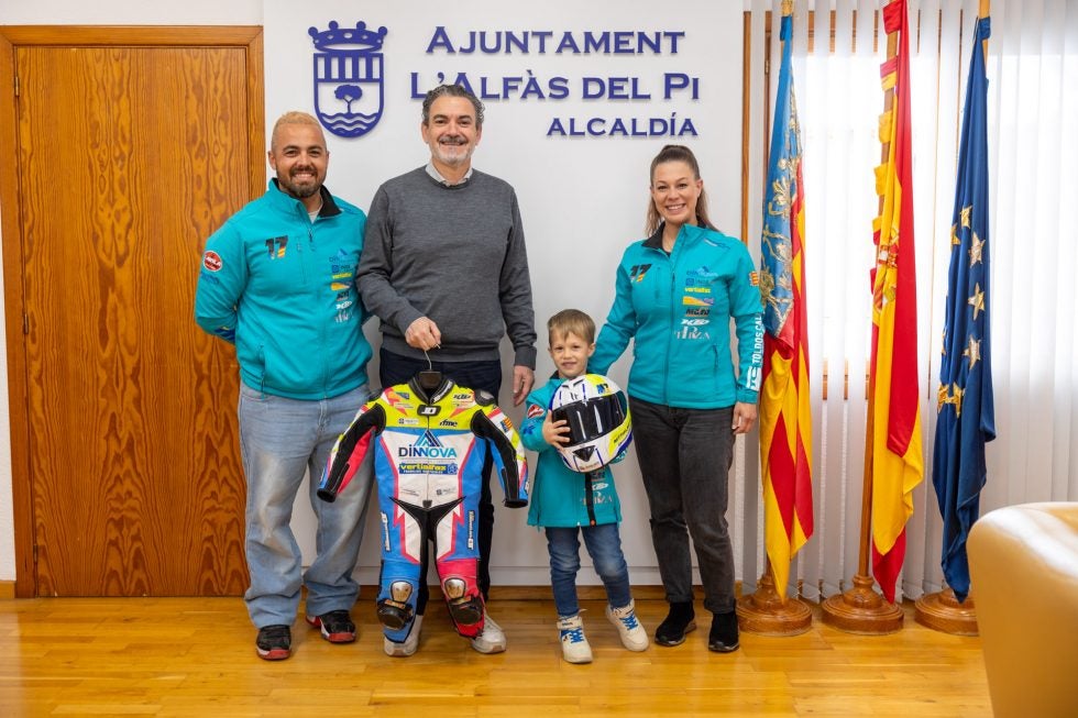 Martín Fernández joven promesa del motociclismo recibido por el alcalde alfasino Vicente Arques Martín Fernández joven promesa del motociclismo recibido por el alcalde alfasino Vicente Arques