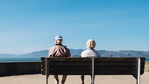 Un hombre y una mujer miran el horizonte.