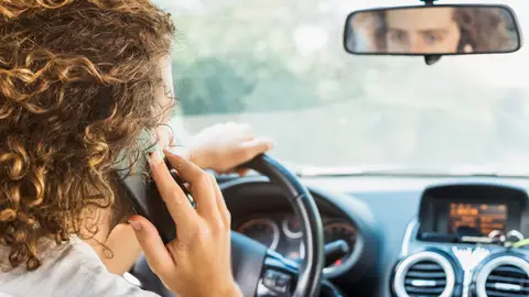 Imagen de recurso de un hombre al volante hablando por teléfono Imagen de recurso de un hombre al volante hablando por teléfono