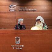 Teresa Porras junto a un emisario real 