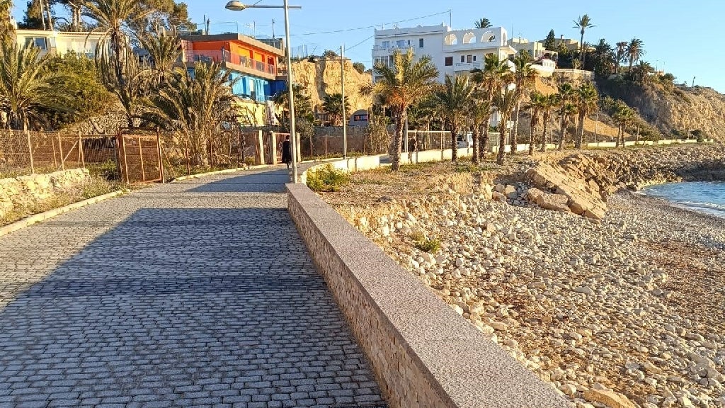 Finalizan las obras de reparación del paseo marítimo de la playa del Tío Roig en la Vila Finalizan las obras de reparación del paseo marítimo de la playa del Tío Roig en la Vila