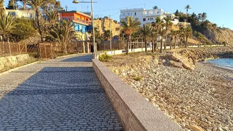 Finalizan las obras de reparación del paseo marítimo de la playa del Tío Roig en la Vila Finalizan las obras de reparación del paseo marítimo de la playa del Tío Roig en la Vila