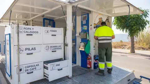 El ecoparque móvil todos los viernes en el mercadillo de l’Alfàs para facilitar el reciclaje de residuos El ecoparque móvil todos los viernes en el mercadillo de l’Alfàs para facilitar el reciclaje de residuos