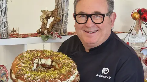 Raúl Asencio con el roscón de pistacho Raúl Asencio con el roscón de pistacho
