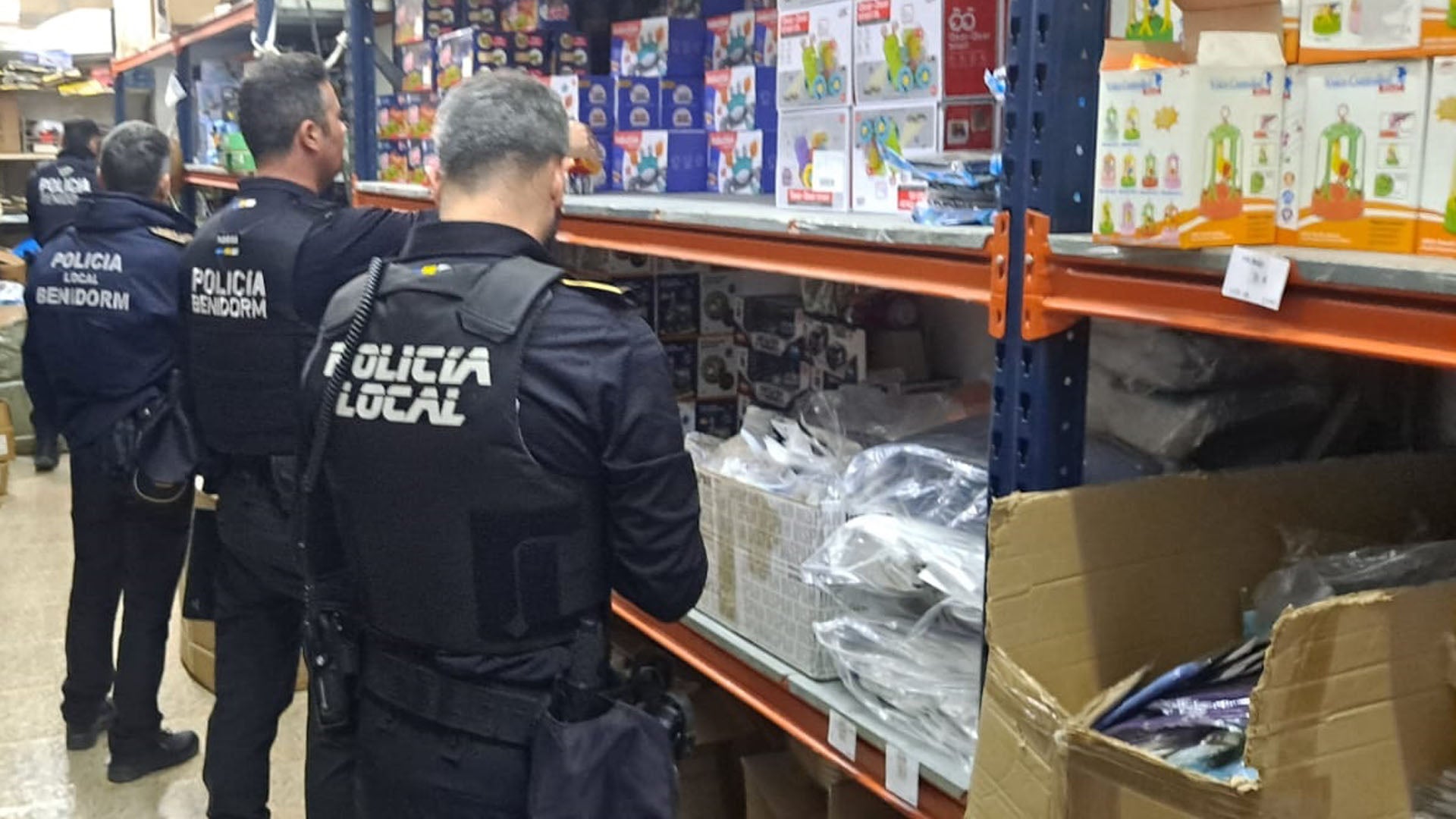La Policía Local de Benidorm interviene más de 2.000 juguetes irregulares que podrían resultar peligrosos para los menores La Policía Local de Benidorm interviene más de 2.000 juguetes irregulares que podrían resultar peligrosos para los menores