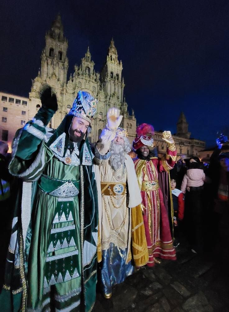 Los Reyes Magos adelantan su llegada a Santiago y este sábado recorrerá la Cabalgata las rúas compostelanas Los Reyes Magos adelantan su llegada a Santiago y este sábado recorrerá la Cabalgata las rúas compostelanas