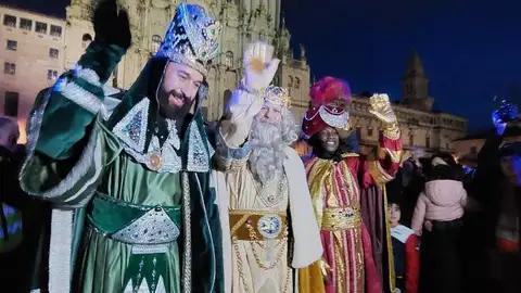 Los Reyes Magos adelantan su llegada a Santiago y este sábado recorrerá la Cabalgata las rúas compostelanas Los Reyes Magos adelantan su llegada a Santiago y este sábado recorrerá la Cabalgata las rúas compostelanas