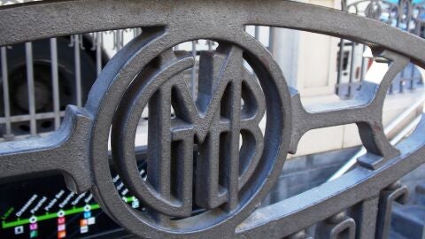 Primer logotip del metro de Barcelona que encara es pot trobar a la barana de l'estaci&oacute; Liceu de la L3