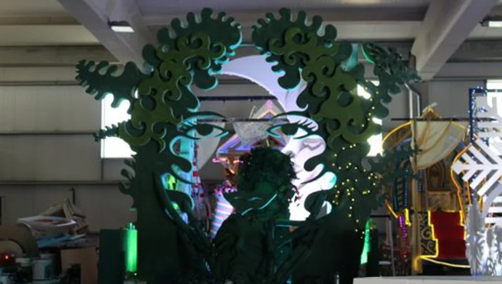 Las carrozas han sido diseñadas por Juan Luis Molina, Streakka, y Rodrigo Martins, El Industrial Las carrozas han sido diseñadas por Juan Luis Molina, Streakka, y Rodrigo Martins, El Industrial