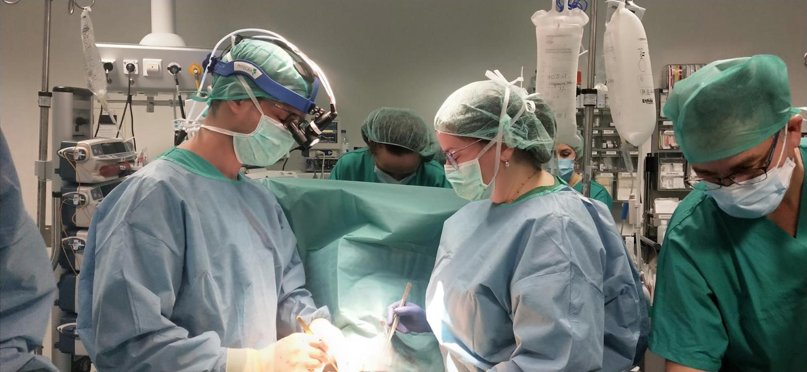 Un equipo del Chuac revierte por primera vez en España una cardiopatía fulminante en una niña de un año Un equipo del Chuac revierte por primera vez en España una cardiopatía fulminante en una niña de un año