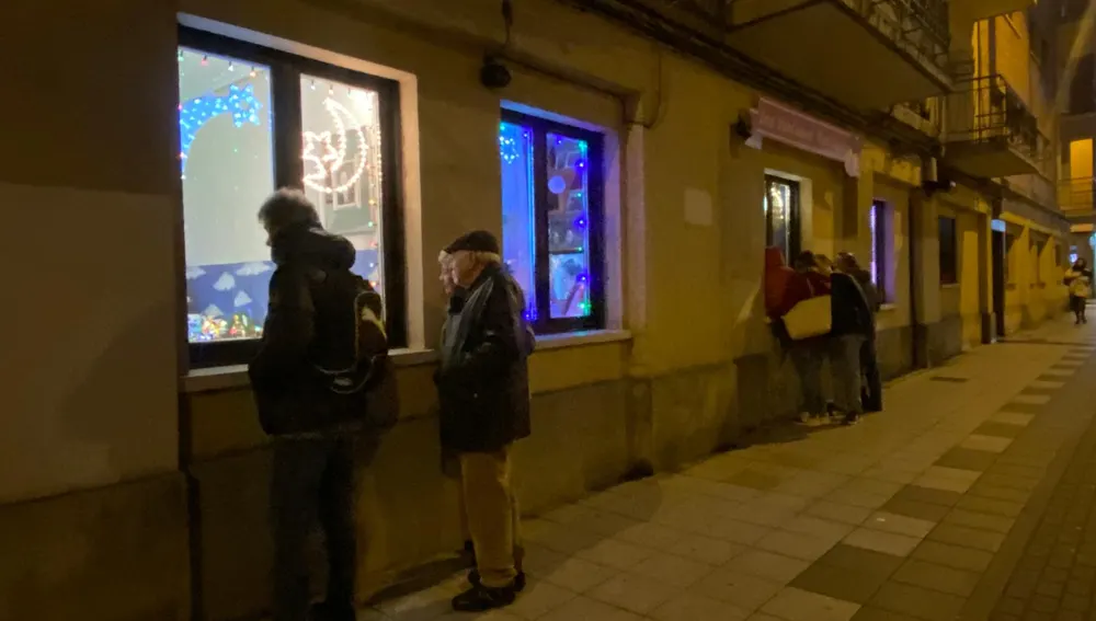 Un grupo de curiosos se acerca a los ventanales Un grupo de curiosos se acerca a los ventanales