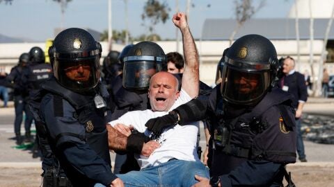 Carles Peris desalojado en una protesta