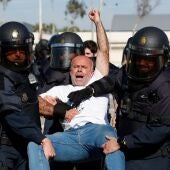 Carles Peris desalojado en una protesta