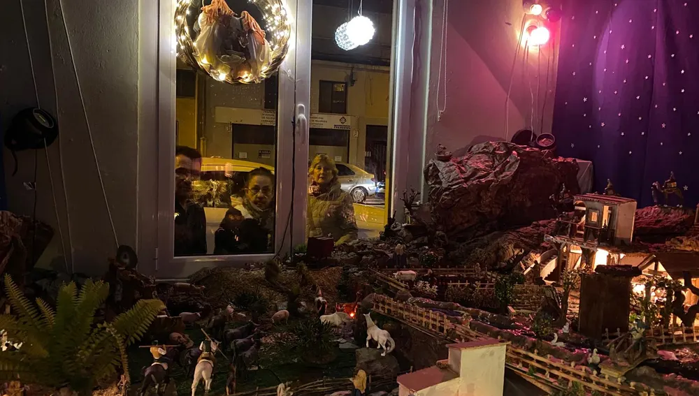 Interior de la vivienda con público mirando desde el exterior Interior de la vivienda con público mirando desde el exterior