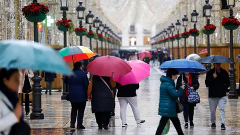 Gente con paraguas por las calles de Málaga Gente con paraguas por las calles de Málaga