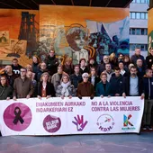La alcaldesa del municipio, Amaia del Campo (c), entre otros y otras, participa en una concentración en rechazo al asesinato de una mujer de 84 años en Barakaldo. La alcaldesa del municipio, Amaia del Campo (c), entre otros y otras, participa en una concentración en rechazo al asesinato de una mujer de 84 años en Barakaldo.