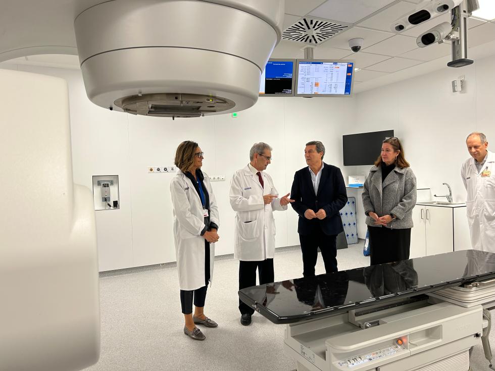 El Conseller garantiza la continuidad del resto de servicios en el Hospital de la Ribera y apuesta por la radioterapia oncológica El Conseller garantiza la continuidad del resto de servicios en el Hospital de la Ribera y apuesta por la radioterapia oncológica
