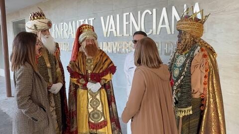 Melchor, Gaspar y Baltasar en su visita al Hospital General Universitario de Elche en enero de 2025.