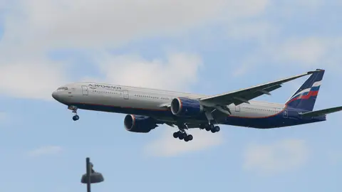 Un avión a punto de aterrizar en el aeropuerto de Pulkovo, San Petersburgo. Un avión a punto de aterrizar en el aeropuerto de Pulkovo, San Petersburgo.