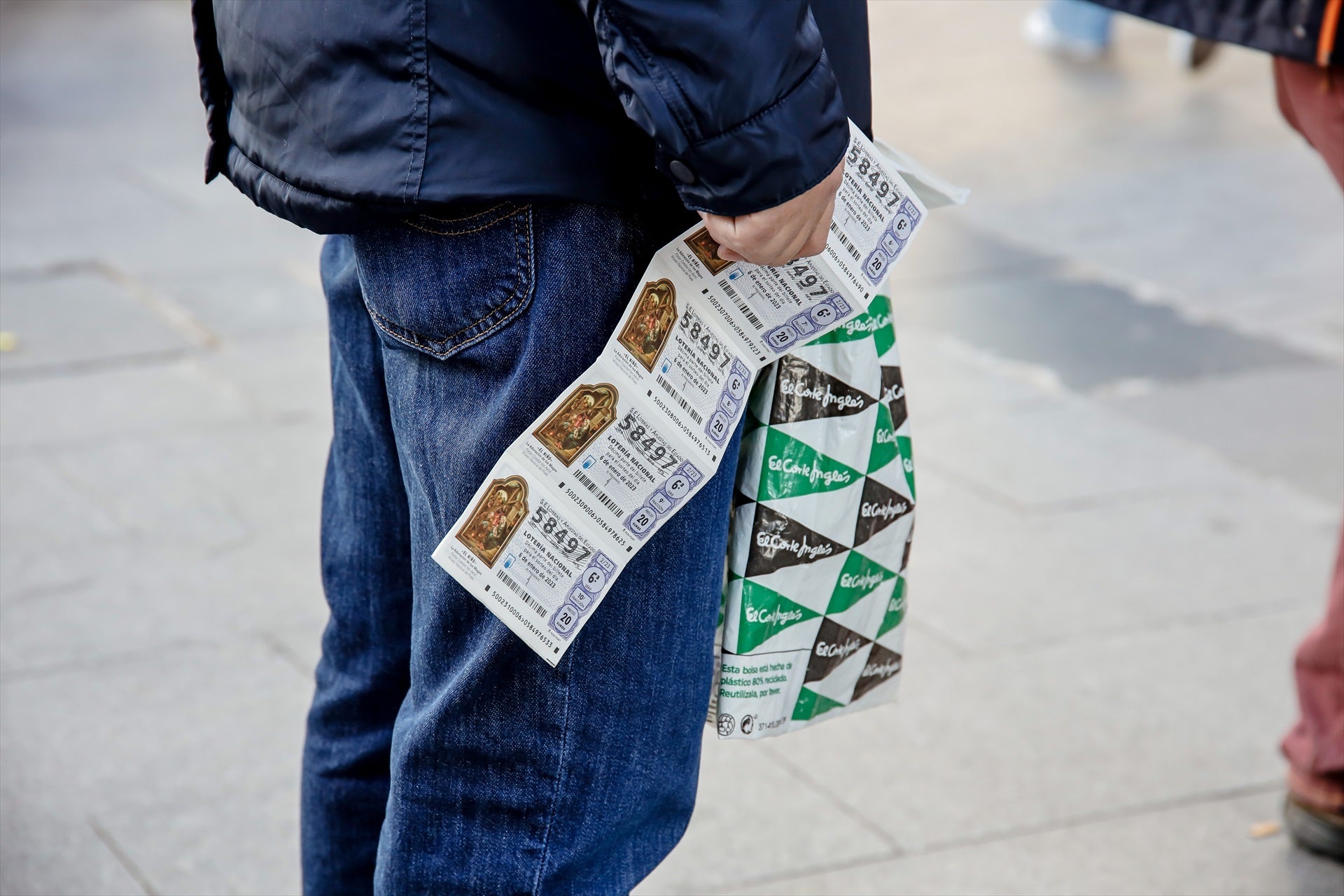 Imagen de una persona con varios décimos de la Lotería del Niño. Imagen de una persona con varios décimos de la Lotería del Niño.