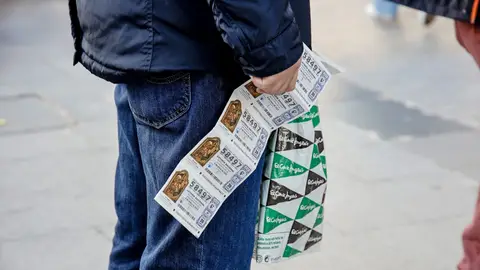 Imagen de una persona con varios décimos de la Lotería del Niño. Imagen de una persona con varios décimos de la Lotería del Niño.