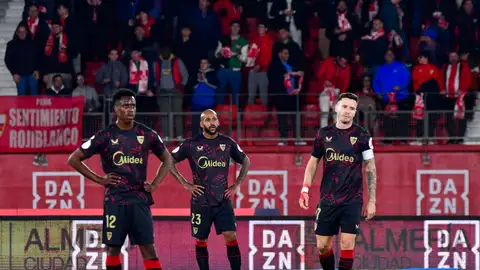 Los jugadores del Sevilla tras encajar el tercer gol durante el partido de Copa ante el Almería. Los jugadores del Sevilla tras encajar el tercer gol durante el partido de Copa ante el Almería.
