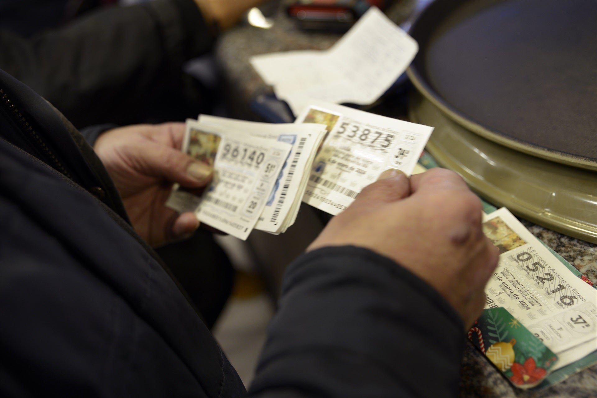 Imagen de archivo de una persona con varios décimos. Imagen de archivo de una persona con varios décimos.