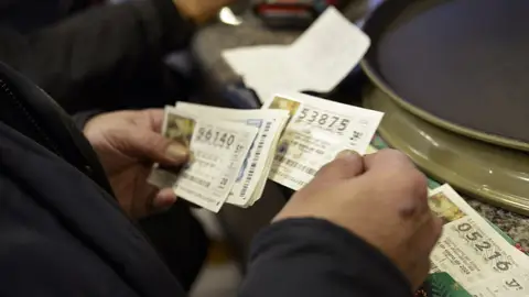 Imagen de archivo de una persona con varios décimos. Imagen de archivo de una persona con varios décimos.