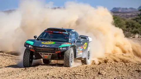 La piloto española Laia Sanz con el Century CR6 en la primera etapa de la 47 edición del Rally Dakar. La piloto española Laia Sanz con el Century CR6 en la primera etapa de la 47 edición del Rally Dakar.