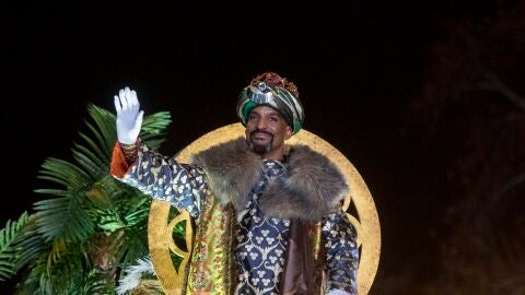 El Rey Baltasar saluda a los ni&ntilde;os.
