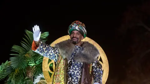 El Rey Baltasar saluda a los niños. El Rey Baltasar saluda a los niños.