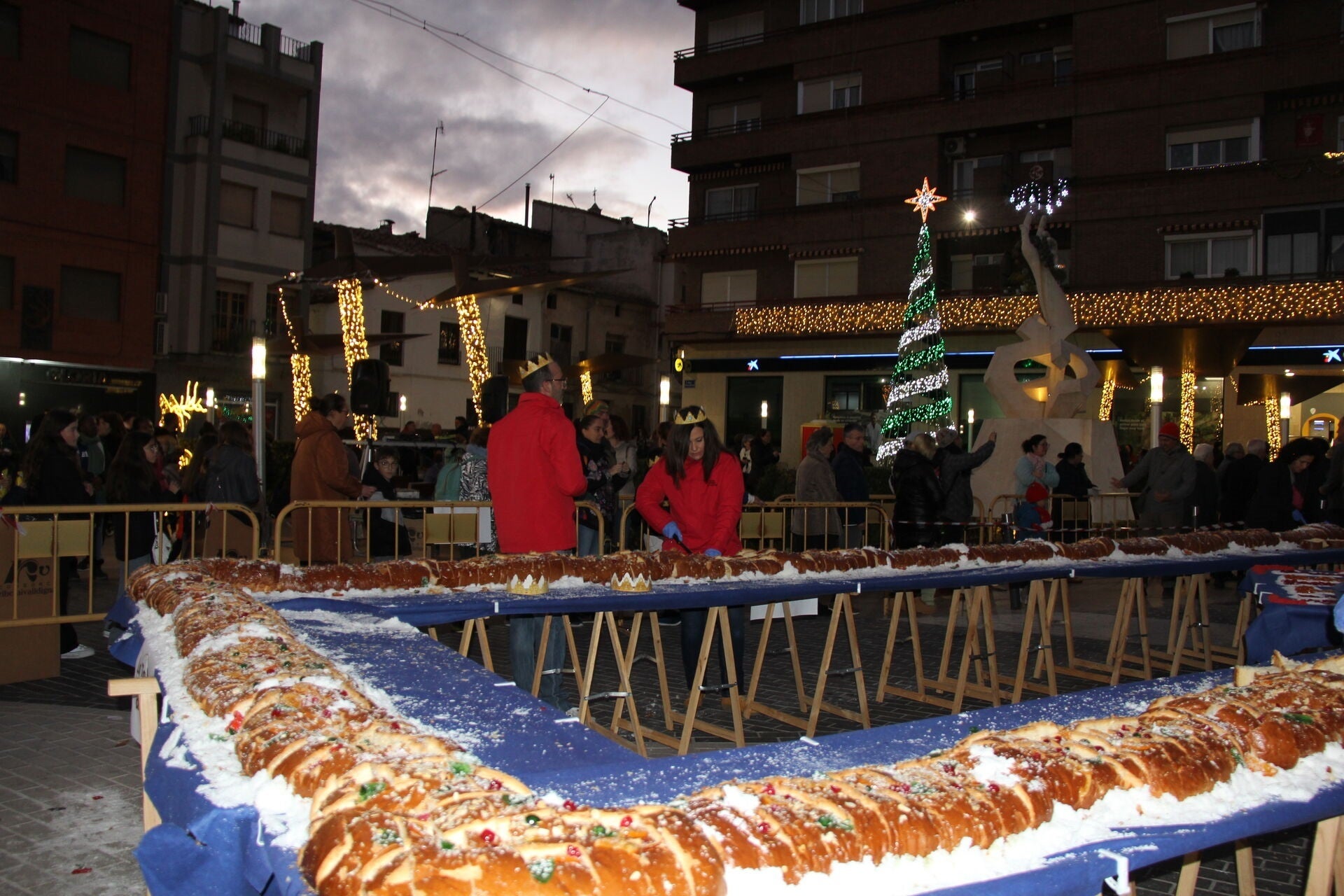 Utiel homenajea a los pueblos afectados por la dana con un roscón de Reyes gigante Utiel homenajea a los pueblos afectados por la dana con un roscón de Reyes gigante