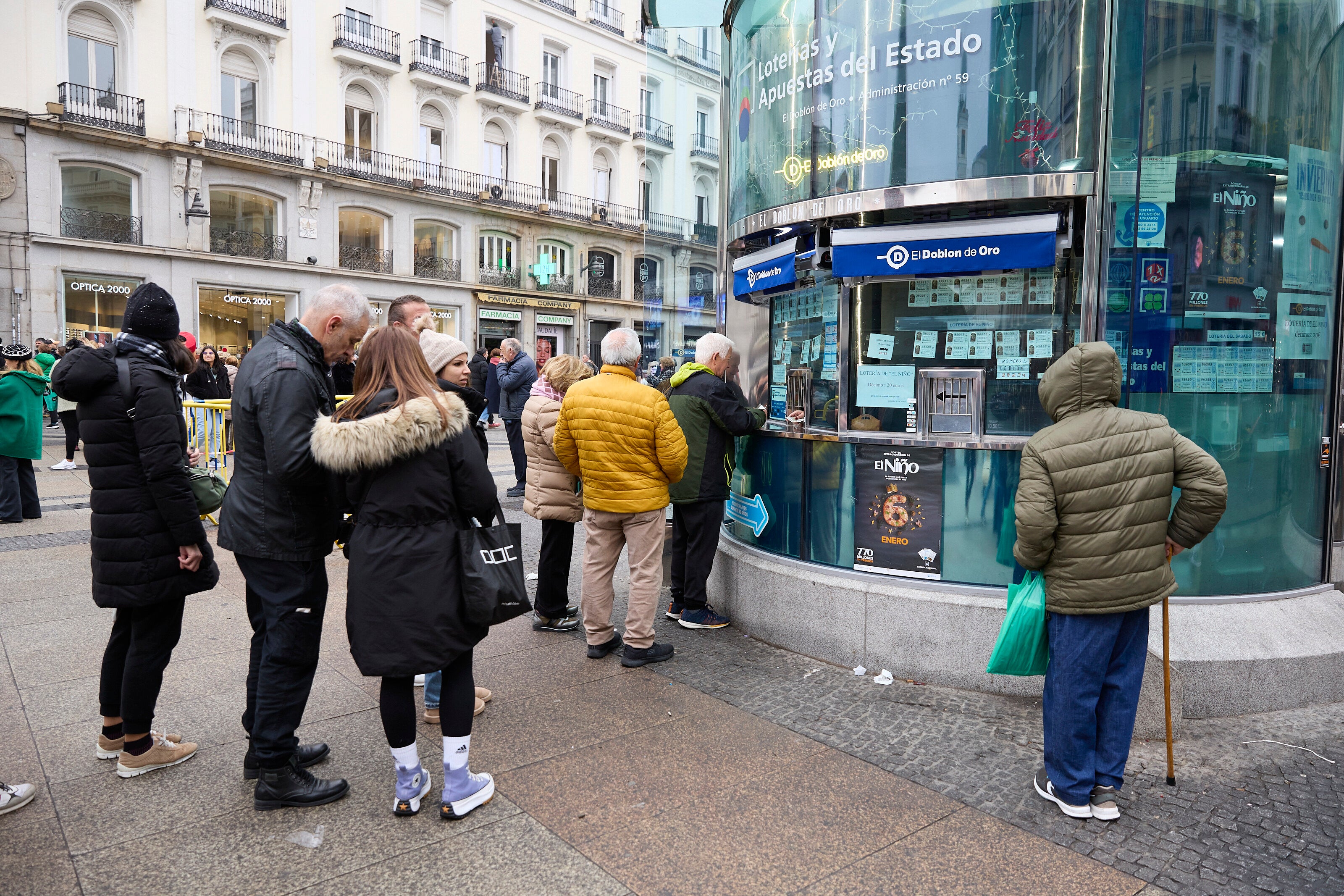 Varias personas hacen cola para comprar lotería para el Sorteo Extraordinario del Niño Varias personas hacen cola para comprar lotería para el Sorteo Extraordinario del Niño
