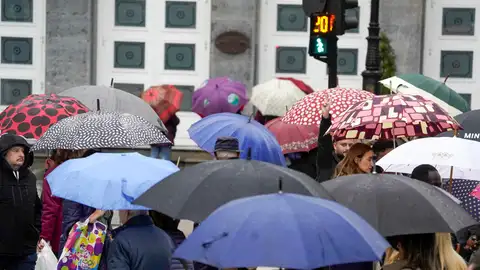 Paseantes bajo la lluvia en la ciudad. Paseantes bajo la lluvia en la ciudad.