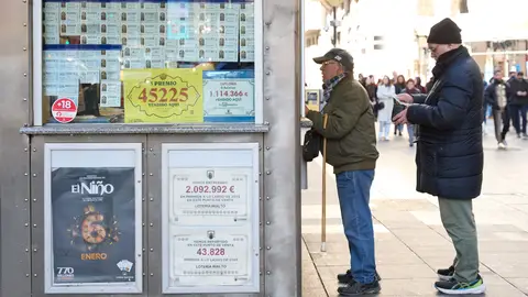Varias personas hacen cola en un quiosco para comprar décimos de cara al Sorteo de El Niño, Varias personas hacen cola en un quiosco para comprar décimos de cara al Sorteo de El Niño,