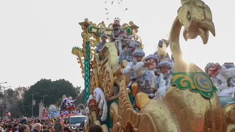 Susto en la cabalgata de Reyes Magos de Sevilla: un paje se cae de la carroza en pleno recorrido Susto en la cabalgata de Reyes Magos de Sevilla: un paje se cae de la carroza en pleno recorrido