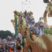 Susto en la cabalgata de Reyes Magos de Sevilla: un paje se cae de la carroza en pleno recorrido