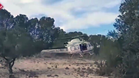 Helicóptero de rescate en la sierra de la Umbría de Elda.